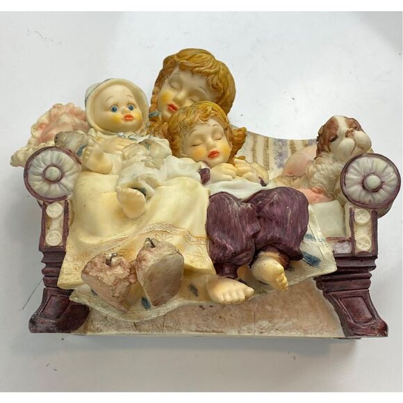 Vintage Mother Sleeping w/ Children & Dog on the Couch Figurine Resin Rare BE202 - Picture 2 of 7